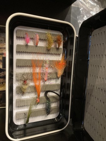 Flueboks med 10 sjøørretfluer